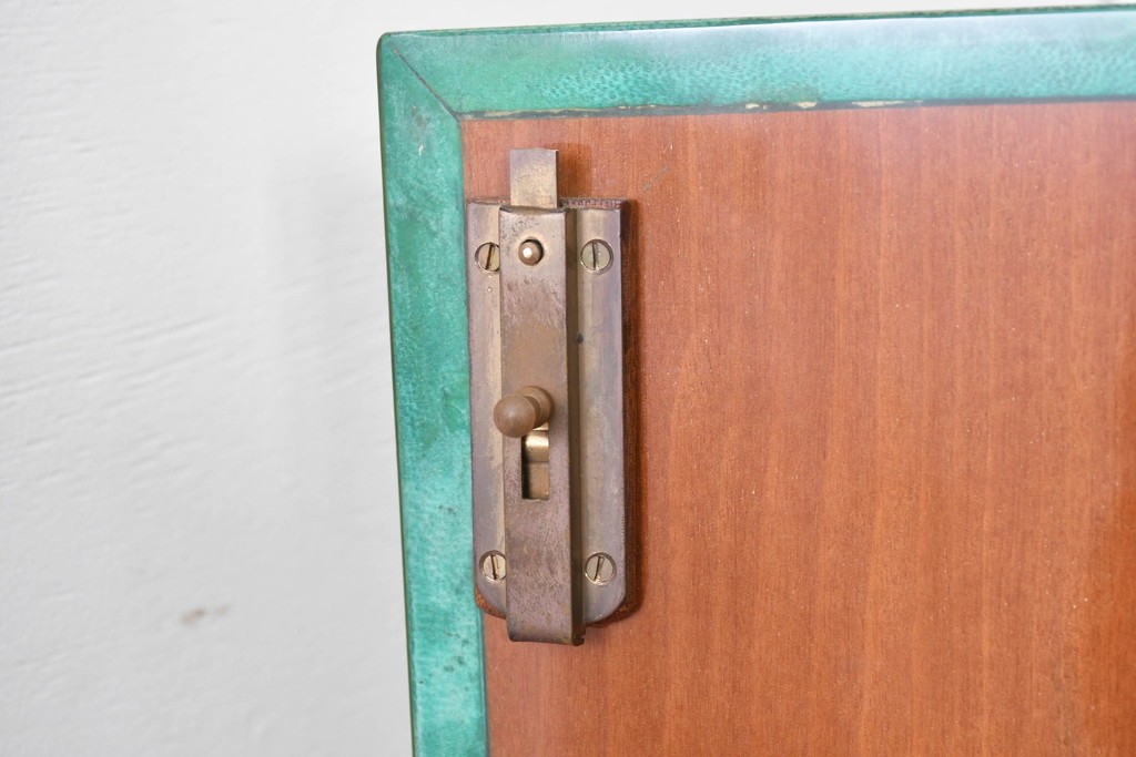 中古　美品　希少!!　アルド・トゥーラ(ALDO TURA)　仔山羊革(ゴートスキン)張りの照明付きミラーバックキャビネット　(R-087227)