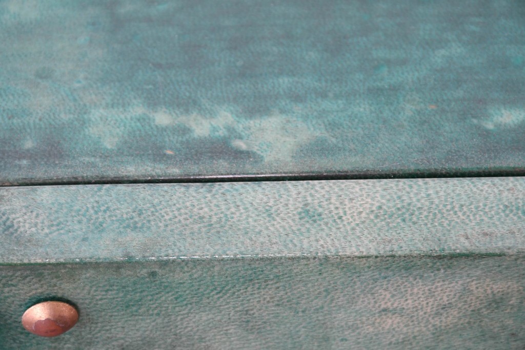 中古　美品　希少!!　アルド・トゥーラ(ALDO TURA)　仔山羊革(ゴートスキン)張りの照明付きミラーバックキャビネット　(R-087227)