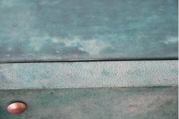 中古　美品　希少!!　アルド・トゥーラ(ALDO TURA)　仔山羊革(ゴートスキン)張りの照明付きミラーバックキャビネット　(R-087227)