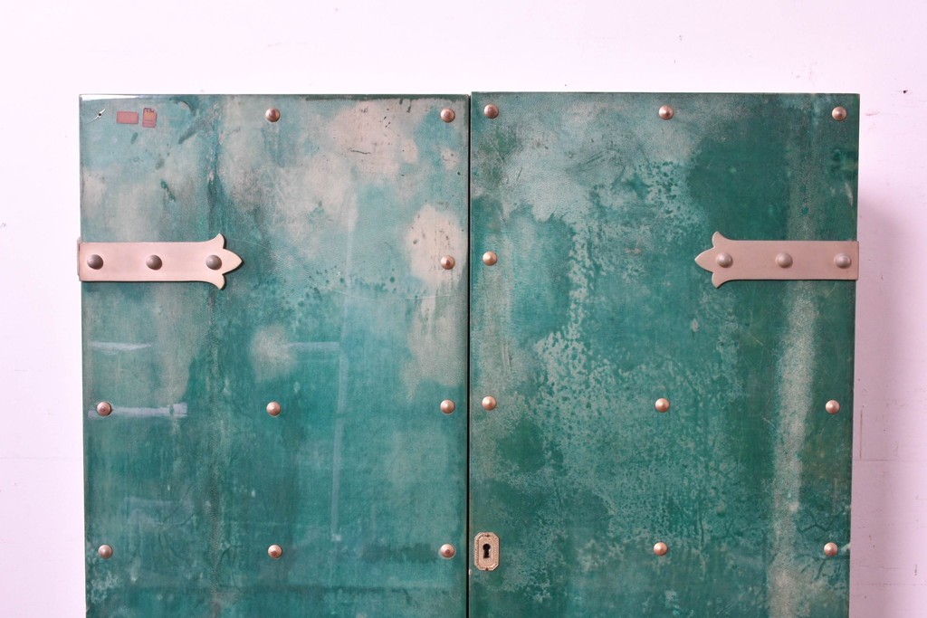 中古　美品　希少!!　アルド・トゥーラ(ALDO TURA)　仔山羊革(ゴートスキン)張りの照明付きミラーバックキャビネット　(R-087227)