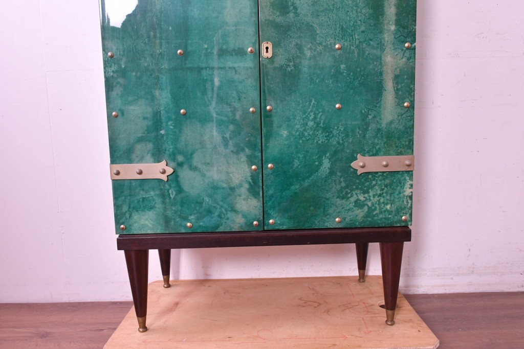 中古　美品　希少!!　アルド・トゥーラ(ALDO TURA)　仔山羊革(ゴートスキン)張りの照明付きミラーバックキャビネット　(R-087227)