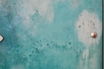 中古　美品　希少!!　アルド・トゥーラ(ALDO TURA)　仔山羊革(ゴートスキン)張りの照明付きミラーバックキャビネット　(R-087227)