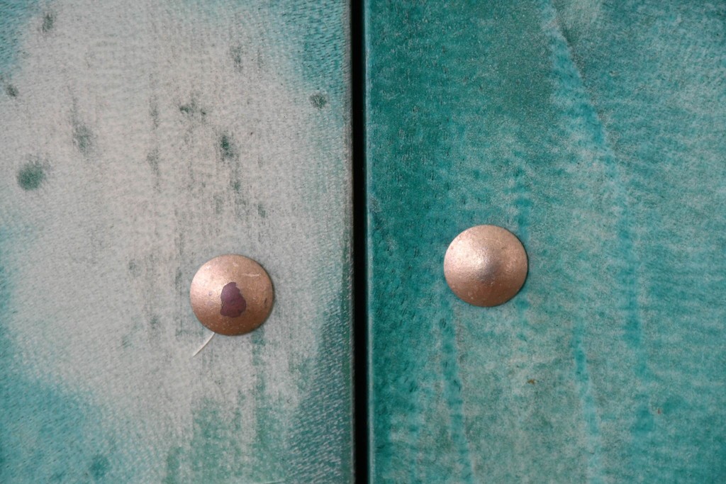 中古　美品　希少!!　アルド・トゥーラ(ALDO TURA)　仔山羊革(ゴートスキン)張りの照明付きミラーバックキャビネット　(R-087227)