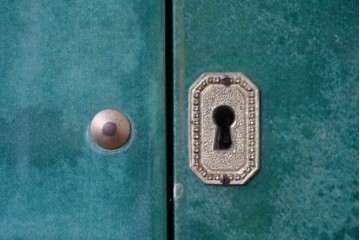 中古　美品　希少!!　アルド・トゥーラ(ALDO TURA)　仔山羊革(ゴートスキン)張りの照明付きミラーバックキャビネット　(R-087227)