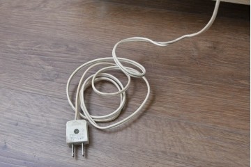 中古　美品　希少!!　アルド・トゥーラ(ALDO TURA)　仔山羊革(ゴートスキン)張りの照明付きミラーバックキャビネット　(R-087227)