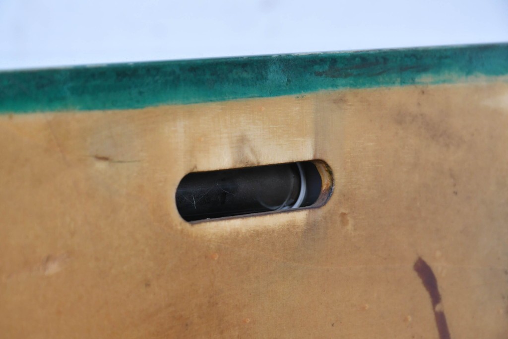 中古　美品　希少!!　アルド・トゥーラ(ALDO TURA)　仔山羊革(ゴートスキン)張りの照明付きミラーバックキャビネット　(R-087227)