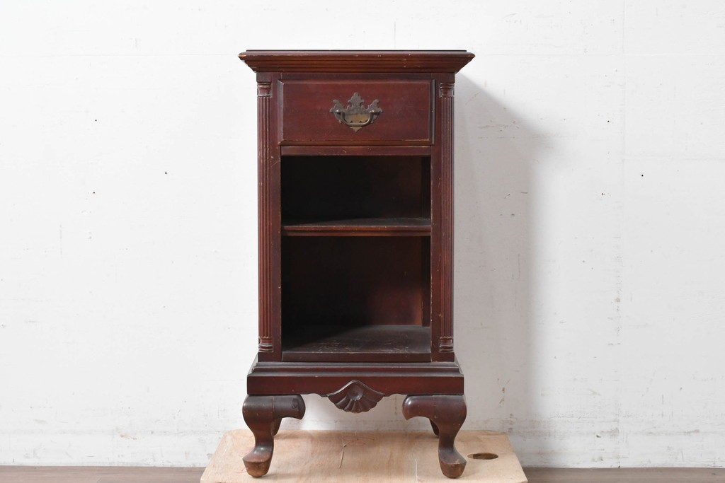 アメリカヴィンテージ　猫脚の引き出し付きナイトテーブル　(R-087230)