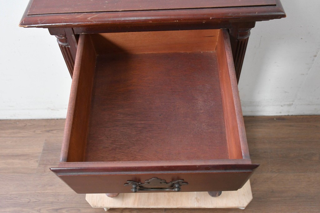 アメリカヴィンテージ　猫脚の引き出し付きナイトテーブル　(R-087230)