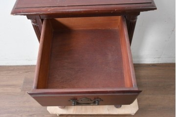 アメリカヴィンテージ　猫脚の引き出し付きナイトテーブル　(R-087230)