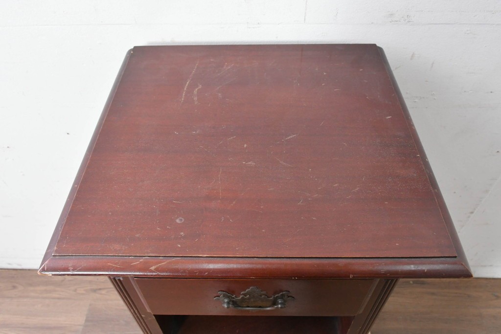 アメリカヴィンテージ　猫脚の引き出し付きナイトテーブル　(R-087230)