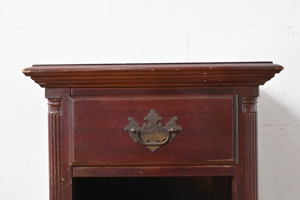 アメリカヴィンテージ　猫脚の引き出し付きナイトテーブル　(R-087230)