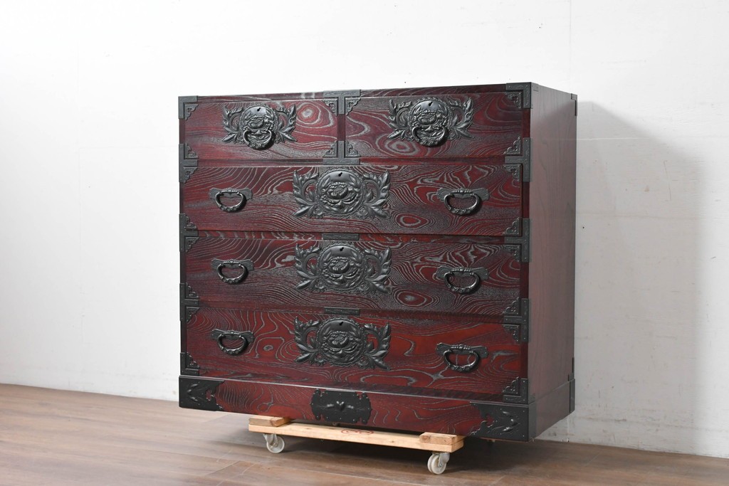 中古　美品　欅産業　仙台民藝箪笥(仙台箪笥)　漆塗り　牡丹文様があしらわれた重厚な金具が美しい衣装箪笥　定価約50万円　(R-087232)