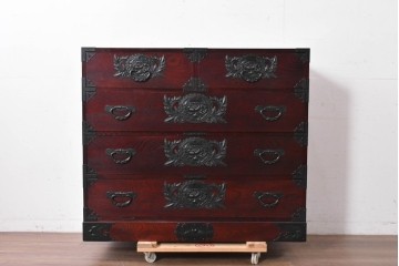 中古　美品　欅産業　仙台民藝箪笥(仙台箪笥)　漆塗り　牡丹文様があしらわれた重厚な金具が美しい衣装箪笥　定価約50万円　(R-087232)