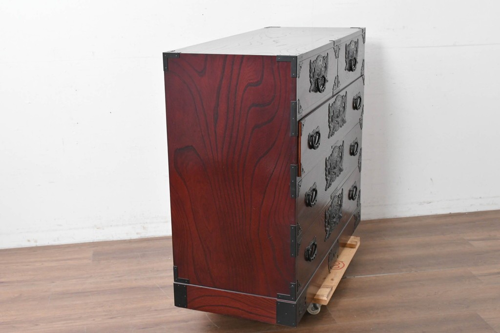 中古　美品　欅産業　仙台民藝箪笥(仙台箪笥)　漆塗り　牡丹文様があしらわれた重厚な金具が美しい衣装箪笥　定価約50万円　(R-087232)