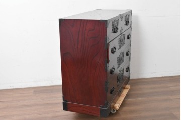 中古　美品　欅産業　仙台民藝箪笥(仙台箪笥)　漆塗り　牡丹文様があしらわれた重厚な金具が美しい衣装箪笥　定価約50万円　(R-087232)