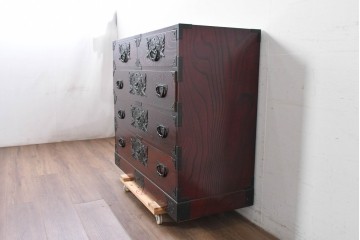 中古　美品　欅産業　仙台民藝箪笥(仙台箪笥)　漆塗り　牡丹文様があしらわれた重厚な金具が美しい衣装箪笥　定価約50万円　(R-087232)