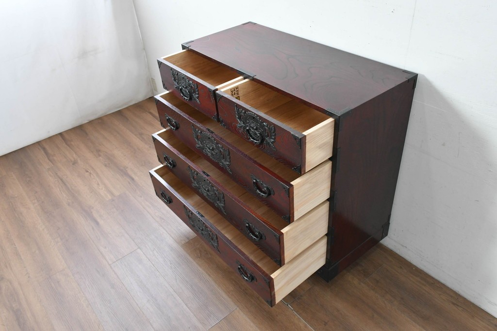 中古　美品　欅産業　仙台民藝箪笥(仙台箪笥)　漆塗り　牡丹文様があしらわれた重厚な金具が美しい衣装箪笥　定価約50万円　(R-087232)