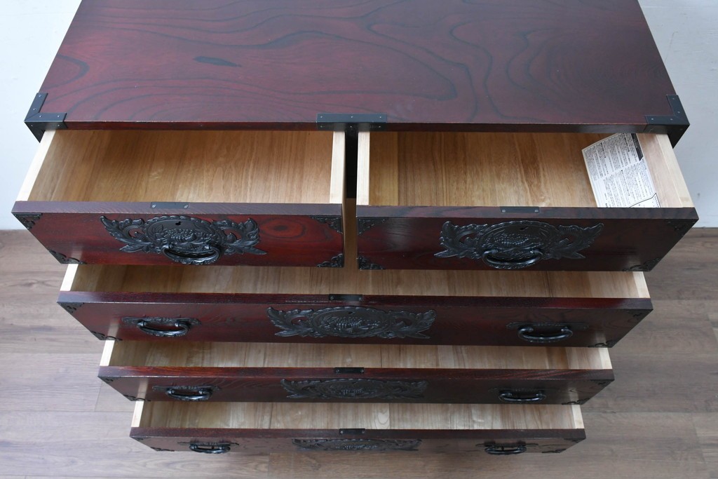 中古　美品　欅産業　仙台民藝箪笥(仙台箪笥)　漆塗り　牡丹文様があしらわれた重厚な金具が美しい衣装箪笥　定価約50万円　(R-087232)