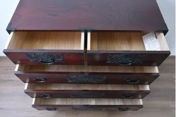 中古　美品　欅産業　仙台民藝箪笥(仙台箪笥)　漆塗り　牡丹文様があしらわれた重厚な金具が美しい衣装箪笥　定価約50万円　(R-087232)