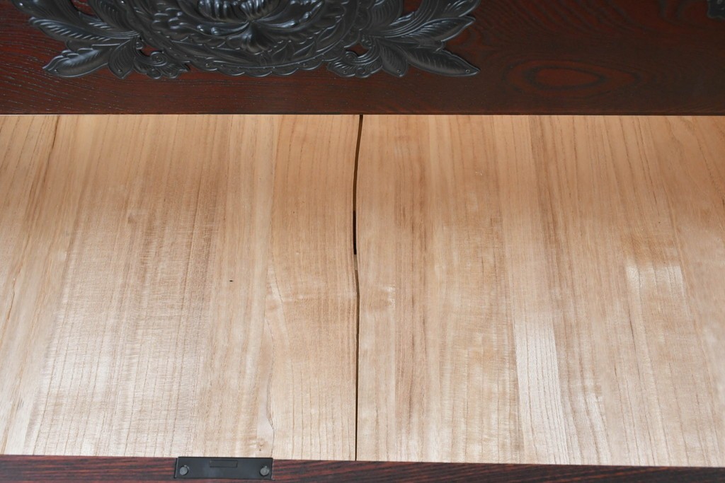 中古　美品　欅産業　仙台民藝箪笥(仙台箪笥)　漆塗り　牡丹文様があしらわれた重厚な金具が美しい衣装箪笥　定価約50万円　(R-087232)