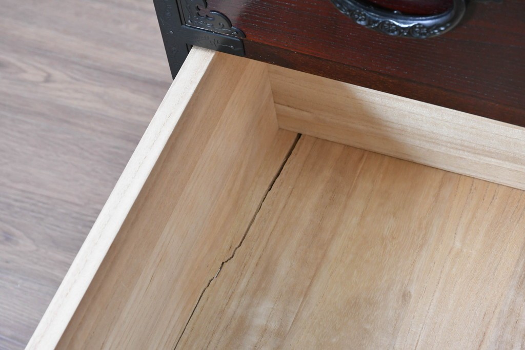 中古　美品　欅産業　仙台民藝箪笥(仙台箪笥)　漆塗り　牡丹文様があしらわれた重厚な金具が美しい衣装箪笥　定価約50万円　(R-087232)