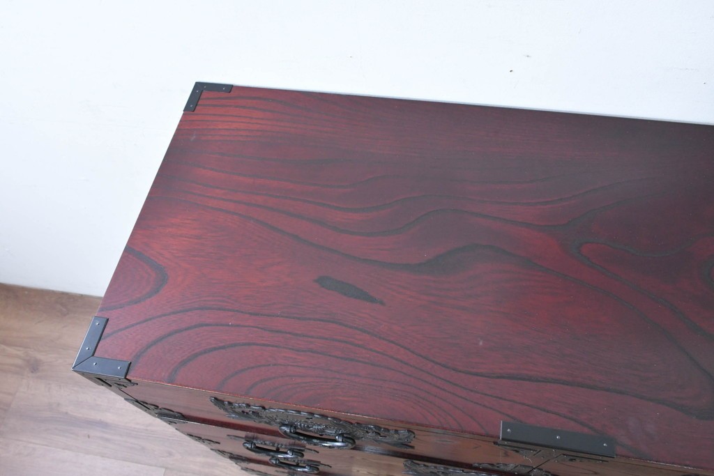 中古　美品　欅産業　仙台民藝箪笥(仙台箪笥)　漆塗り　牡丹文様があしらわれた重厚な金具が美しい衣装箪笥　定価約50万円　(R-087232)