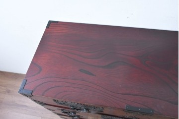 中古　美品　欅産業　仙台民藝箪笥(仙台箪笥)　漆塗り　牡丹文様があしらわれた重厚な金具が美しい衣装箪笥　定価約50万円　(R-087232)