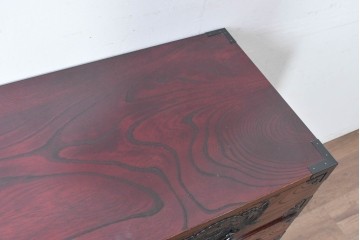 中古　美品　欅産業　仙台民藝箪笥(仙台箪笥)　漆塗り　牡丹文様があしらわれた重厚な金具が美しい衣装箪笥　定価約50万円　(R-087232)