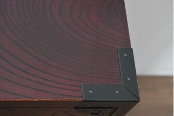 中古　美品　欅産業　仙台民藝箪笥(仙台箪笥)　漆塗り　牡丹文様があしらわれた重厚な金具が美しい衣装箪笥　定価約50万円　(R-087232)