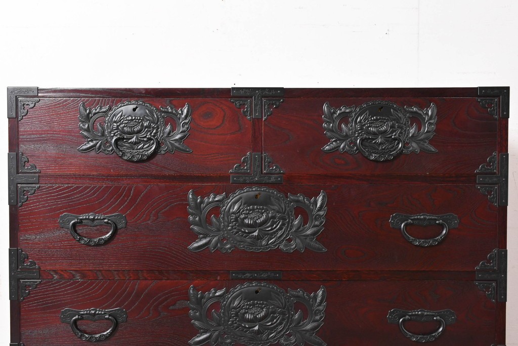 中古　美品　欅産業　仙台民藝箪笥(仙台箪笥)　漆塗り　牡丹文様があしらわれた重厚な金具が美しい衣装箪笥　定価約50万円　(R-087232)