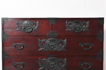 中古　美品　欅産業　仙台民藝箪笥(仙台箪笥)　漆塗り　牡丹文様があしらわれた重厚な金具が美しい衣装箪笥　定価約50万円　(R-087232)