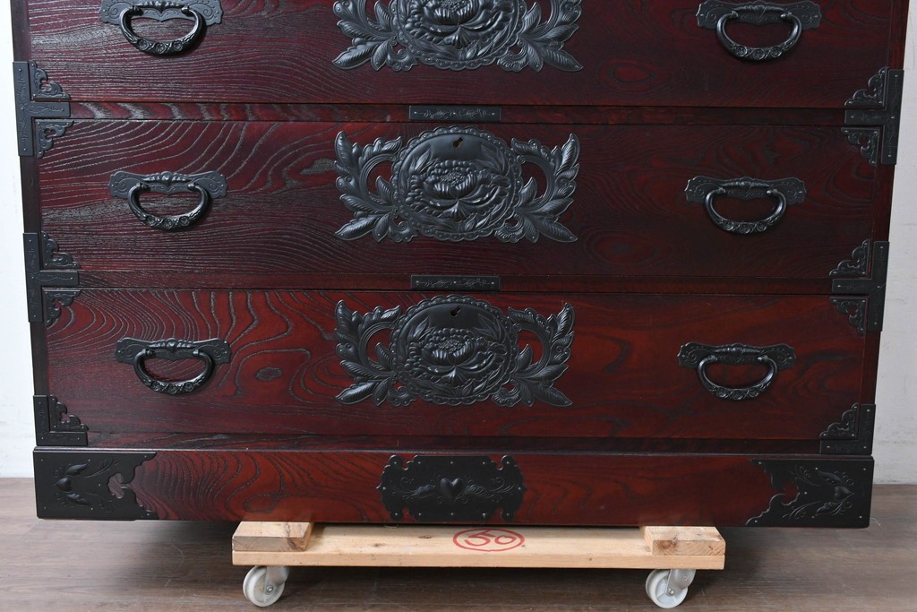 中古　美品　欅産業　仙台民藝箪笥(仙台箪笥)　漆塗り　牡丹文様があしらわれた重厚な金具が美しい衣装箪笥　定価約50万円　(R-087232)
