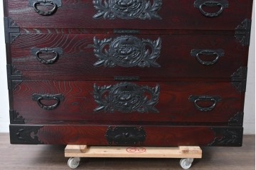 中古　美品　欅産業　仙台民藝箪笥(仙台箪笥)　漆塗り　牡丹文様があしらわれた重厚な金具が美しい衣装箪笥　定価約50万円　(R-087232)