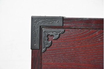 中古　美品　欅産業　仙台民藝箪笥(仙台箪笥)　漆塗り　牡丹文様があしらわれた重厚な金具が美しい衣装箪笥　定価約50万円　(R-087232)