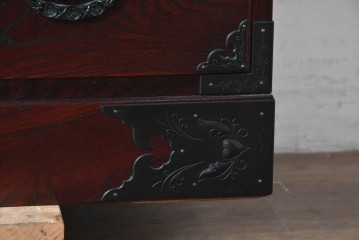 中古　美品　欅産業　仙台民藝箪笥(仙台箪笥)　漆塗り　牡丹文様があしらわれた重厚な金具が美しい衣装箪笥　定価約50万円　(R-087232)