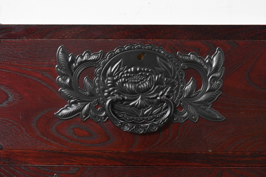 中古　美品　欅産業　仙台民藝箪笥(仙台箪笥)　漆塗り　牡丹文様があしらわれた重厚な金具が美しい衣装箪笥　定価約50万円　(R-087232)