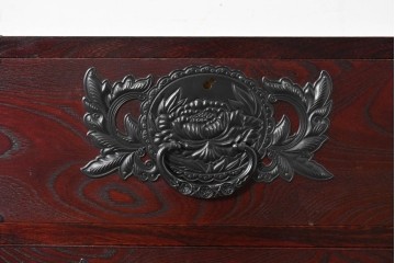 中古　美品　欅産業　仙台民藝箪笥(仙台箪笥)　漆塗り　牡丹文様があしらわれた重厚な金具が美しい衣装箪笥　定価約50万円　(R-087232)