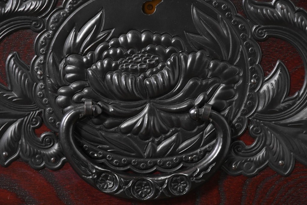 中古　美品　欅産業　仙台民藝箪笥(仙台箪笥)　漆塗り　牡丹文様があしらわれた重厚な金具が美しい衣装箪笥　定価約50万円　(R-087232)
