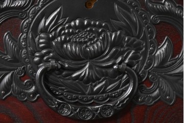 中古　美品　欅産業　仙台民藝箪笥(仙台箪笥)　漆塗り　牡丹文様があしらわれた重厚な金具が美しい衣装箪笥　定価約50万円　(R-087232)