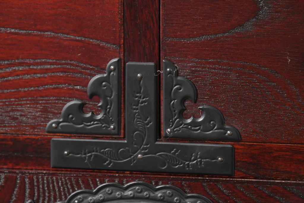 中古　美品　欅産業　仙台民藝箪笥(仙台箪笥)　漆塗り　牡丹文様があしらわれた重厚な金具が美しい衣装箪笥　定価約50万円　(R-087232)