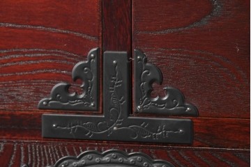 中古　美品　欅産業　仙台民藝箪笥(仙台箪笥)　漆塗り　牡丹文様があしらわれた重厚な金具が美しい衣装箪笥　定価約50万円　(R-087232)