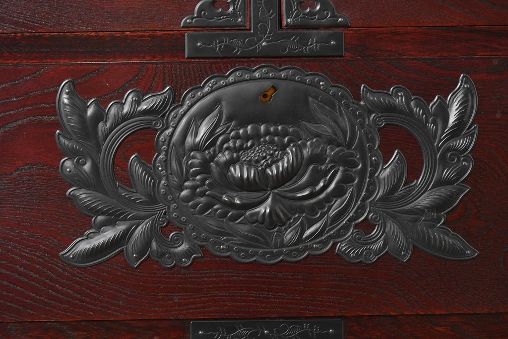 中古　美品　欅産業　仙台民藝箪笥(仙台箪笥)　漆塗り　牡丹文様があしらわれた重厚な金具が美しい衣装箪笥　定価約50万円　(R-087232)