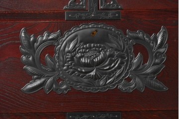 中古　美品　欅産業　仙台民藝箪笥(仙台箪笥)　漆塗り　牡丹文様があしらわれた重厚な金具が美しい衣装箪笥　定価約50万円　(R-087232)