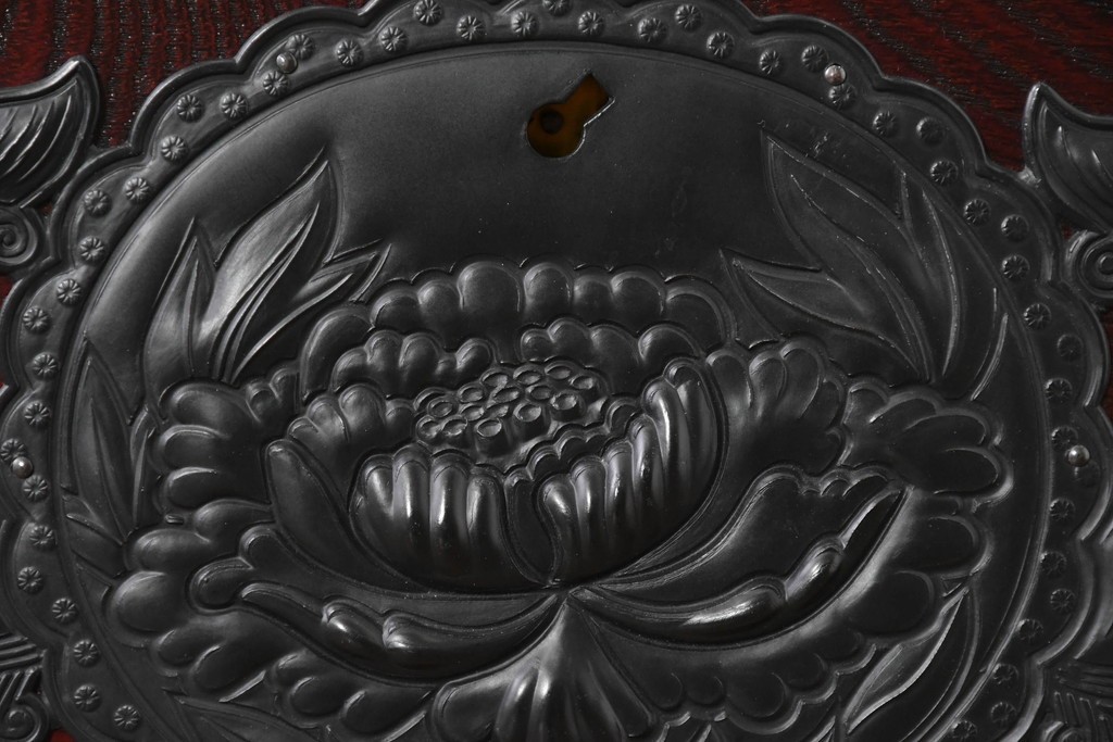 中古　美品　欅産業　仙台民藝箪笥(仙台箪笥)　漆塗り　牡丹文様があしらわれた重厚な金具が美しい衣装箪笥　定価約50万円　(R-087232)