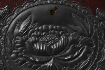 中古　美品　欅産業　仙台民藝箪笥(仙台箪笥)　漆塗り　牡丹文様があしらわれた重厚な金具が美しい衣装箪笥　定価約50万円　(R-087232)