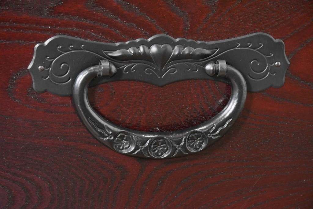 中古　美品　欅産業　仙台民藝箪笥(仙台箪笥)　漆塗り　牡丹文様があしらわれた重厚な金具が美しい衣装箪笥　定価約50万円　(R-087232)