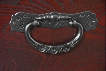 中古　美品　欅産業　仙台民藝箪笥(仙台箪笥)　漆塗り　牡丹文様があしらわれた重厚な金具が美しい衣装箪笥　定価約50万円　(R-087232)