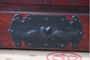 中古　美品　欅産業　仙台民藝箪笥(仙台箪笥)　漆塗り　牡丹文様があしらわれた重厚な金具が美しい衣装箪笥　定価約50万円　(R-087232)