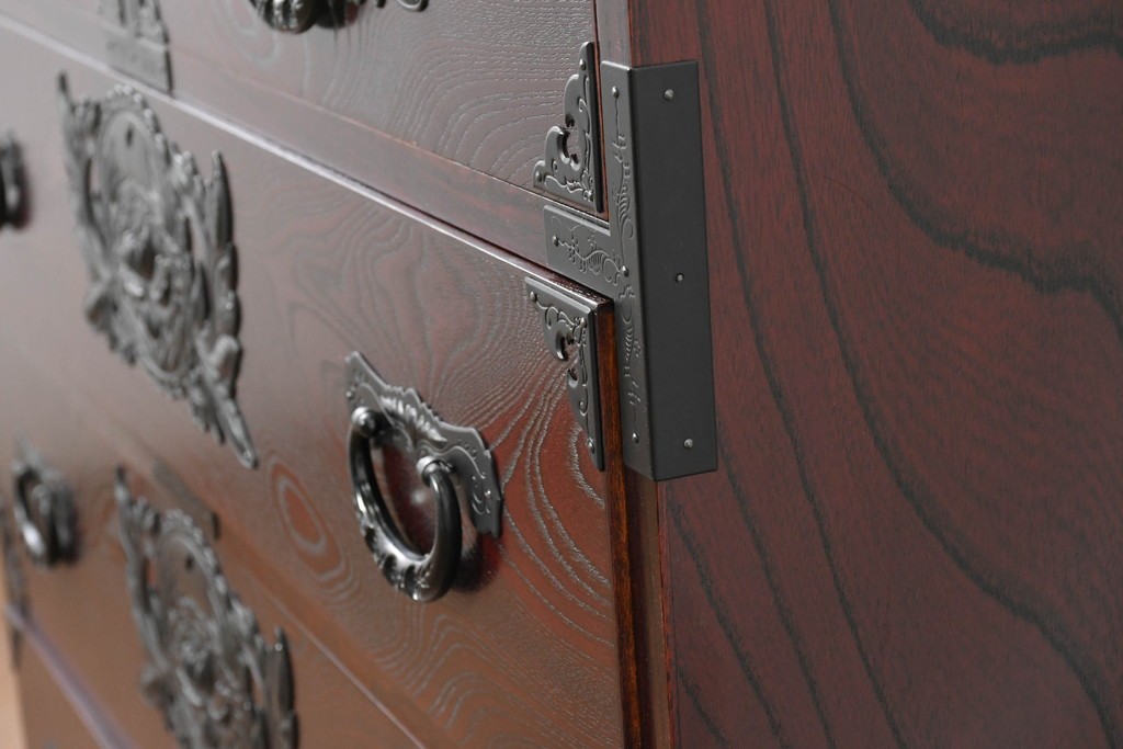 中古　美品　欅産業　仙台民藝箪笥(仙台箪笥)　漆塗り　牡丹文様があしらわれた重厚な金具が美しい衣装箪笥　定価約50万円　(R-087232)