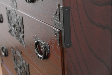 中古　美品　欅産業　仙台民藝箪笥(仙台箪笥)　漆塗り　牡丹文様があしらわれた重厚な金具が美しい衣装箪笥　定価約50万円　(R-087232)